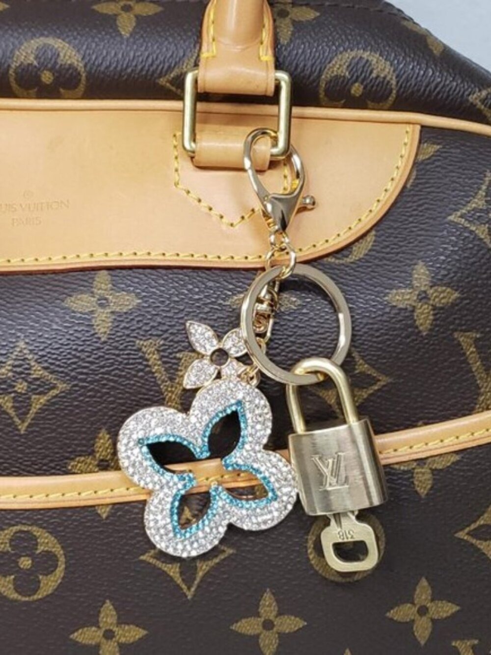 Authentic LV Gold Padlock & Key 🔑 Bag Charm / Unbranded Flower Keychain Combo - Picture 2 of 8